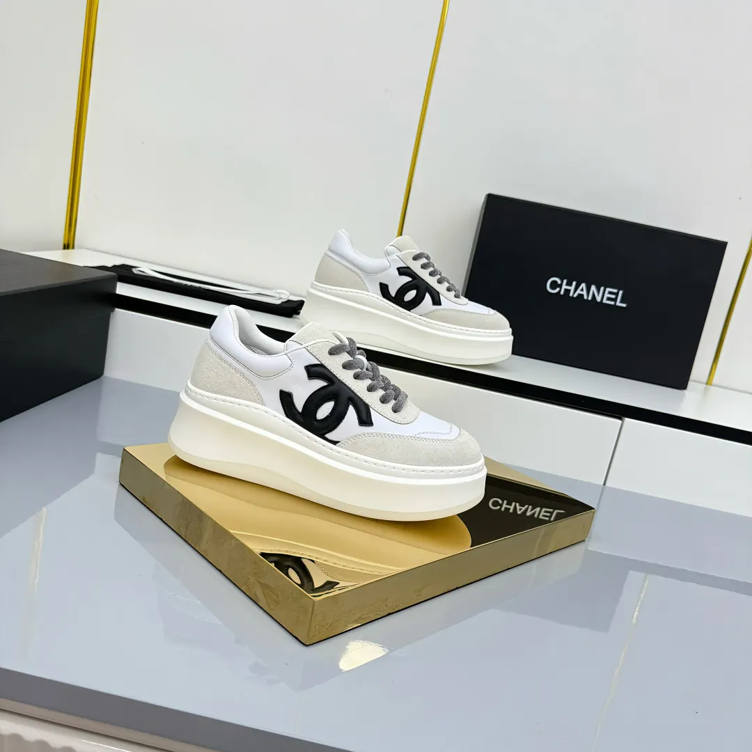 👟👟Ex-factory price 660👟👟 Top version! Chanel Chanel panda shoes! 2025 counter's top casual sports shoes. This classic design; the upper is electro-embroidered with a variety of techniques; the outsole is fashionable and sporty; the unusual inclusion of a variety of color matching elements... The diversified mix and match is very good-looking and versatile, and can be used for leisure, fashion, sports, and outdoor... ꫛꫀꪝ Go➫ Materials: ❶Upper made of: original imported first-layer silk cowhide + original waterproof cloth + original first-layer cowhide ❷Inner lining: Original Yangli+wang ❸ Outsole based on: Original TPU combination outsole Counter boutique packaging complete set for women 35–41